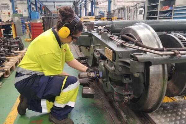Un moment de la seva feina al taller / Foto: Jaume Vidal Rubio (La Vanguardia)